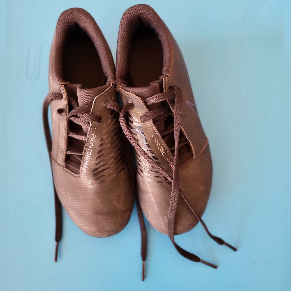GIRLS NIKE SOCCER CLEATS
